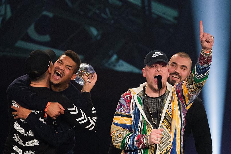 Bonez MC & Raf Camora freuen sich über ihren Preis in der Kategorie "Bester Hip-Hop-Act"