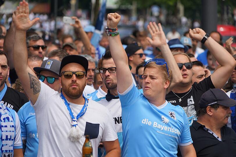 Giesing ist am Sonntag blau - die Fanbilder vor dem Spiel gegen Saarbrücken.
