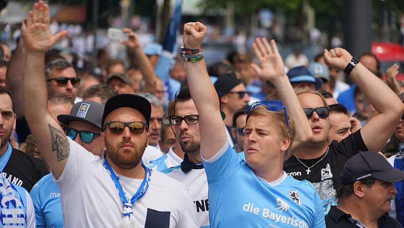 Löwen-Fans beim Fanmarsch vor dem Saarbrücken-Spiel.