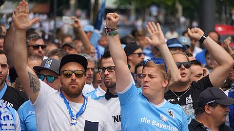 Löwen-Fans beim Fanmarsch vor dem Saarbrücken-Spiel.