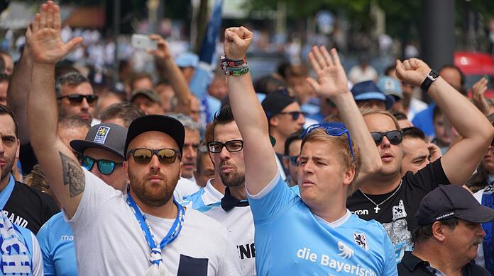 Löwen-Fans beim Fanmarsch vor dem Saarbrücken-Spiel.