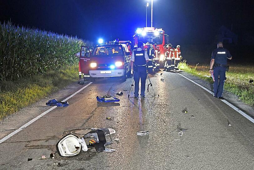 Der Rollerfahrer erlag trotz eingeleiteter Reanimationsmaßnahmen noch am Unfallort seinen schweren Verletzungen. Der Fahrer des ebenfalls beteiligten Pkw fuhr davon.
