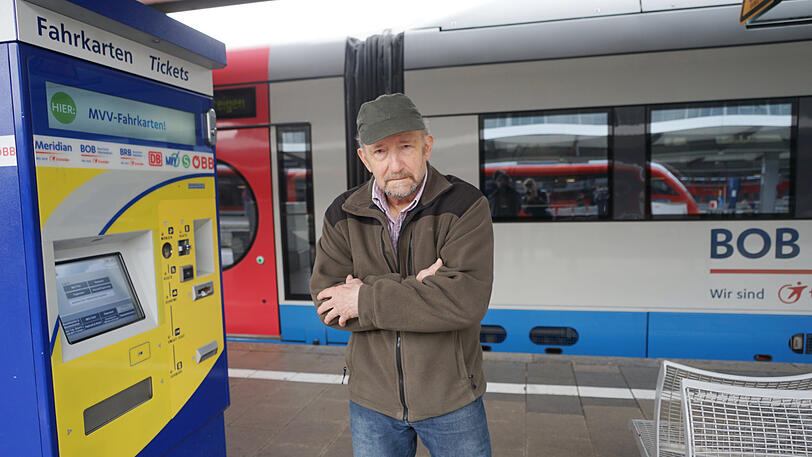 Rudolf Scheglmann mit seinem BOB-Ticket. Strafe zahlen muss er trotzdem.