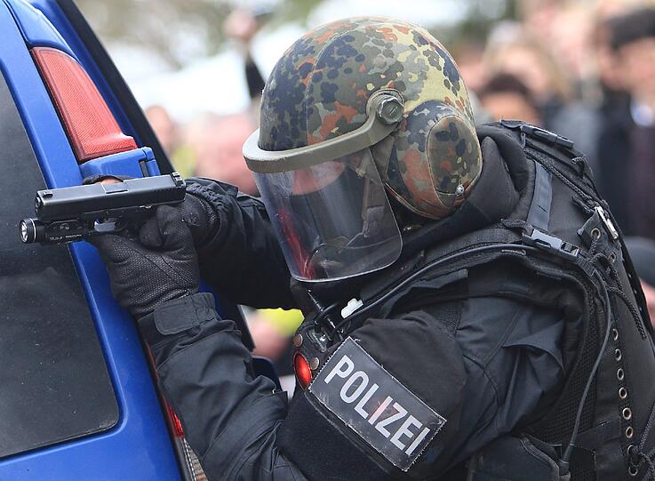 Ein Beamter eines Spezialeinsatzkommandos im Einsatz (Symbolfoto).