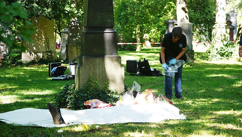 Am Sonntagmittag wurde am Alten Nordfriedhof in München eine Leiche gefunden. Am Sonntagmittag wurde am Alten Nordfriedhof in München eine Leiche gefunden.