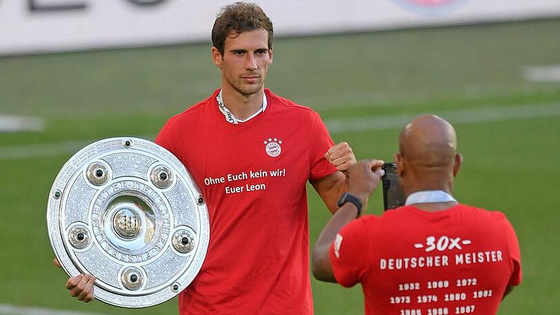 Bei den Feierlichkeiten tragen die Bayern-Stars spezielle T-Shirts. "Ohne Euch kein wir! Euer Leon", steht in diesem Fall bei Leon Goretzka darauf geschrieben. Ein Gruß an die Fans.