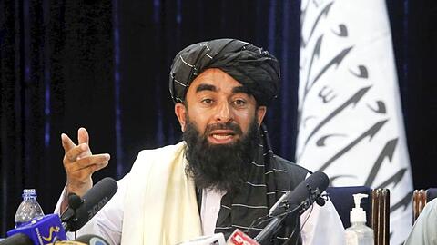 Taliban-Sprecher Sabiullah Mudschahid während einer Pressekonferenz in Kabul.