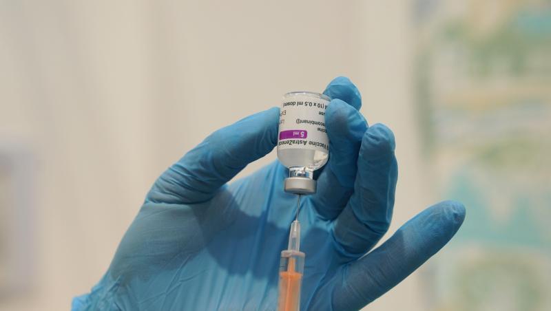 Medizinisches Personal befüllt eine Spritze mit dem Corona-Impfstoff von Oxford/Astrazeneca.