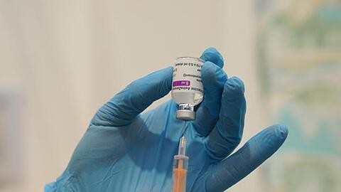 Medizinisches Personal befüllt eine Spritze mit dem Corona-Impfstoff von Oxford/Astrazeneca.