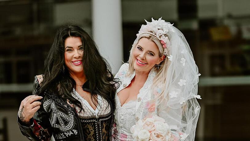 Iris Klein freut sich für ihre beste Freundin, die Münchner Designerin Pia Bolte.