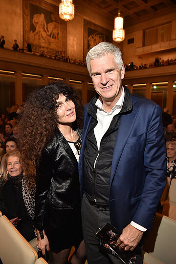 Die Patentante von Star-Dirigent Maximilian Haberstock und Ex-Frau von Produzenten-Legende Jack White, Janine White mit Mann Andreas R&uuml;ter.