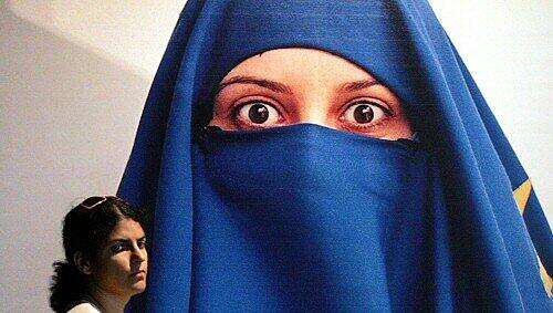 Verschleiert vieles: Burka Verschleiert vieles: Burka