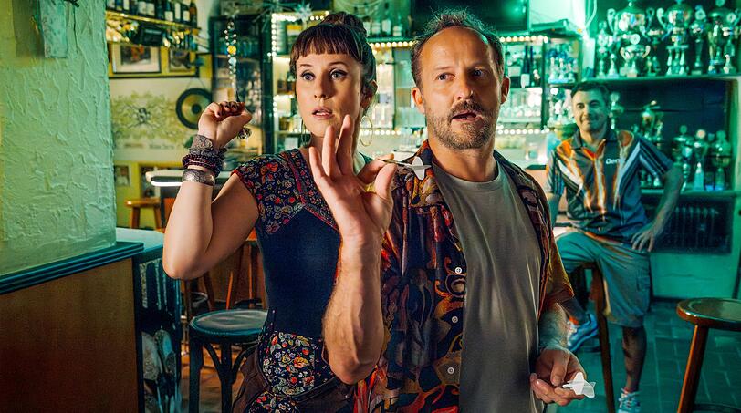 In der Bar von Deniz (Ercan Karacayli, rechts) kommen sich Frau Schr&ouml;der (Marlene Morreis) und Eddie (Maximilian Br&uuml;ckner) n&auml;her.