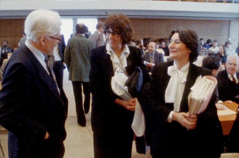 1983 erstreiten die beiden Hamburger Juristinnen Gisela Wild (Mitte) und Maja Stadler-Euler einen Stopp der Volkszählung mit einem entsprechenden Urteil des Bundesverfassungsgerichtes. Im Film erinnern sie sich an den Prozess - und die vielen Männer auf der Gegenseite. 1983 erstreiten die beiden Hamburger Juristinnen Gisela Wild (Mitte) und Maja Stadler-Euler einen Stopp der Volkszählung mit einem entsprechenden Urteil des Bundesverfassungsgerichtes. Im Film erinnern sie sich an den Prozess - und die vielen Männer auf der Gegenseite.