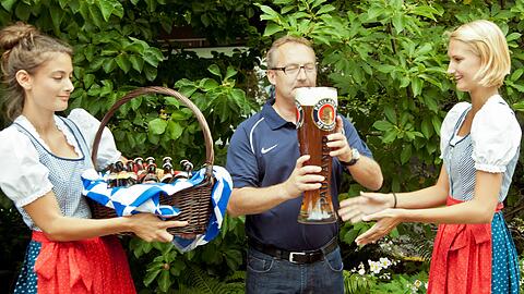 Mutig, mutig, diese Schweizer: Erst über das Weißbier lästern, sich dann aber an den Drei-Liter-Humpen trauen. FC-Zürich-Sportchef Fredy Bickel nimmt einen Schluck Paulaner. Auch Samira (li.) und Isabelle finden&rsquo;s lustig.