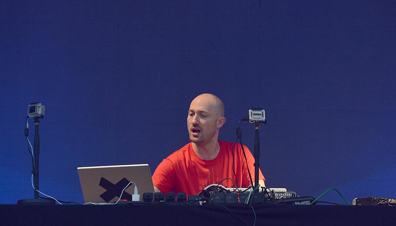 Wolkenbruch und Matsch statt "sky" und "sand" - trotzdem feiern am Sonntag 20.000 Fans den Berliner DJ Paul Kalkbrenner am Königsplatz.