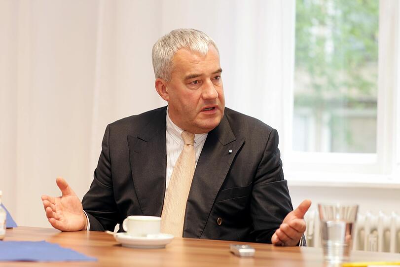 Schul- und Wissenschaftsminister: Ludwig Spaenle, 52, Münchner CSU-Chef, ist jetzt auch Superminister. 2008 hat Seehofer den Kunsthistoriker zum Schulminister gemacht. Das umstrittene G8 bekam der Griechenland-Liebhaber nicht in den Griff. Dafür darf er jetzt auch über die schönen Künste regieren. Das soll die Münchner locken, bei der Kommunalwahl im März den CSU-OB-Kandidaten Josef Schmid zu wählen. Ein Farbwechsel in der Landeshauptstadt von rot auf schwarz ist Seehofers Ziel.