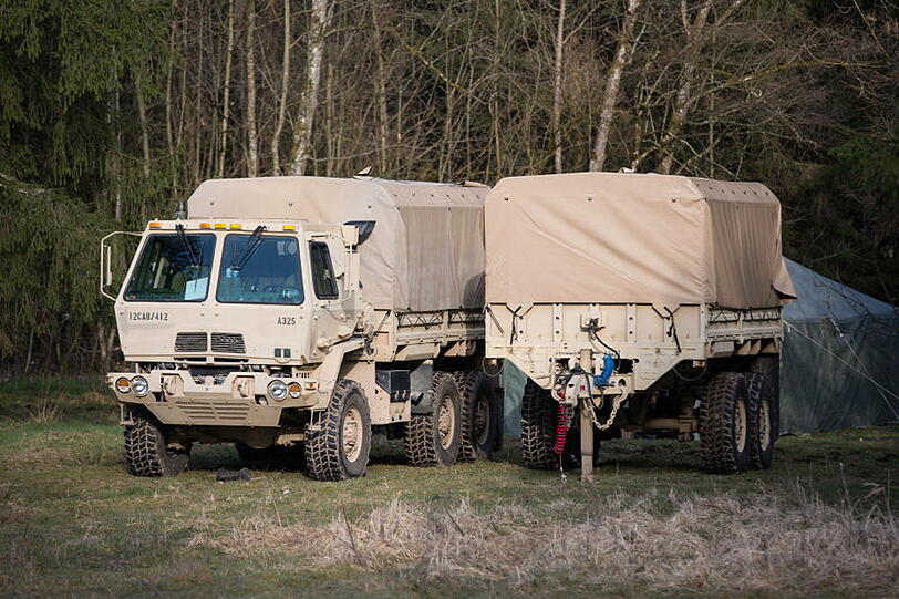 Kennt man normalerweise nur aus Hollywood-Streifen: Schwere Panzerwagen und Black Hawks der US Army. Derzeit üben die Soldaten Evakuierungen im Gebirge bei Traunstein. Hier gibt's die Fotos.