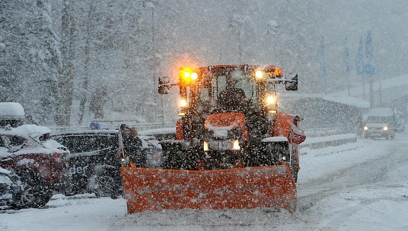 Ein Räumfahrzeug des Winterdienstes ist unterwegs: In Bayern hat's wieder geschneit. Ein Räumfahrzeug des Winterdienstes ist unterwegs: In Bayern hat's wieder geschneit.