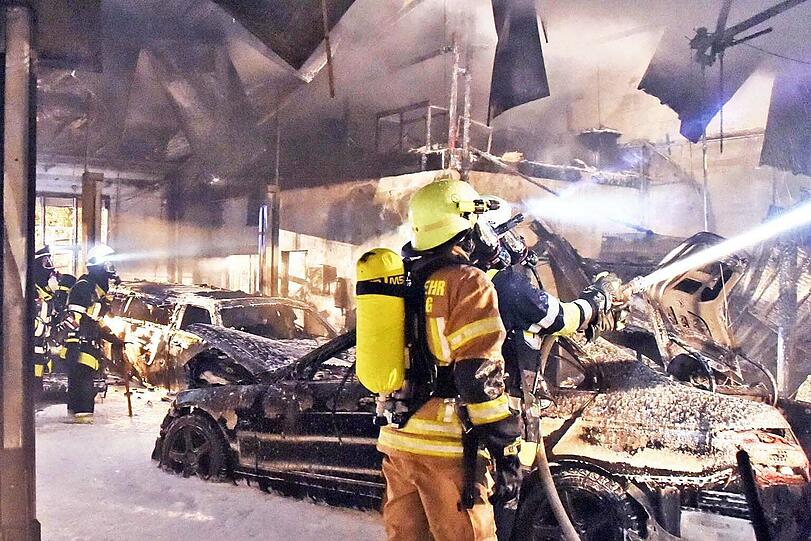 Bei einem Großbrand in einer Luxusautowerkstatt entstand erheblicher Sachschaden.