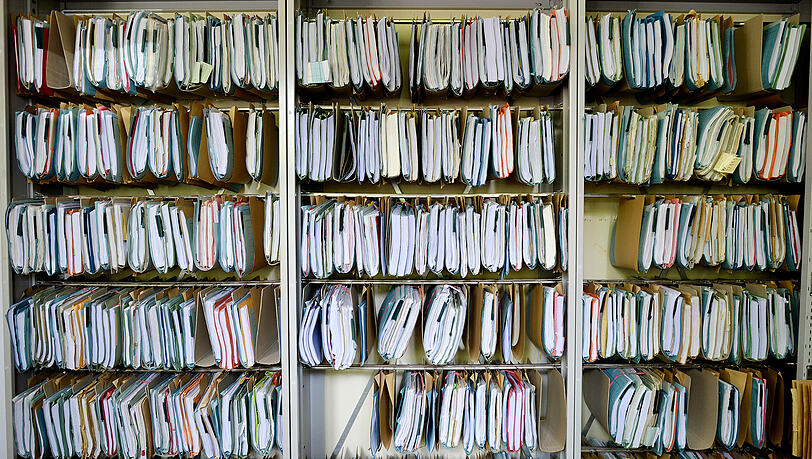 Akten überall. Trotz Bürokratiebremse kostet das Bundesrecht die deutsche Wirtschaft jährlich Kosten mehr als 45 Milliarden Euro. Akten überall. Trotz Bürokratiebremse kostet das Bundesrecht die deutsche Wirtschaft jährlich Kosten mehr als 45 Milliarden Euro.