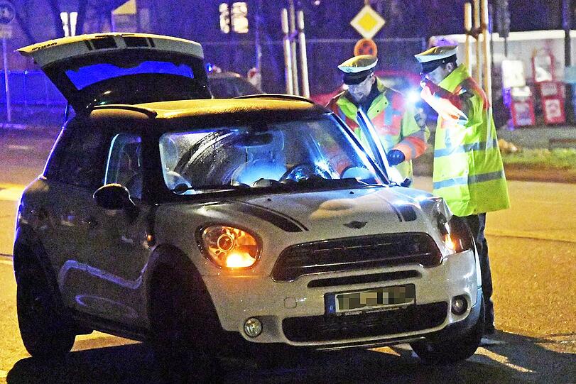 Bilder vom Unfallort am Mittwochabend: Eine Frau starb kurze Zeit nach dem Zusammenstoß, die andere schwebt weiterhin in Lebensgefahr.