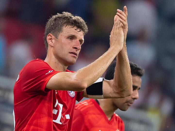 Thomas Müller von München bedankt sich nach dem Spiel bei den Fans. Foto: Sven Hoppe