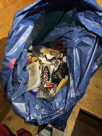 Die Unbekannten haben Müll zurückgelassen.