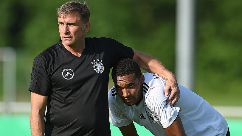 U21-Bundestrainer Stefan Kuntz (links) mit Jonathan Tah.