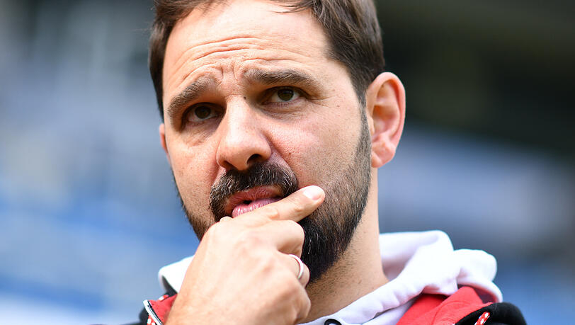 Nachdenklich: Stefan Ruthenbeck, Trainer des 1. FC Köln. Nachdenklich: Stefan Ruthenbeck, Trainer des 1. FC Köln.