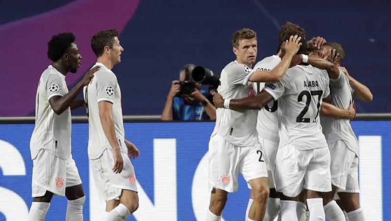 Bayerns Thomas Müller (M, r) feiert mit seinen Mannschaftskameraden. Foto: Manu Fernandez/AP Pool/dpa/Archivbild Bayerns Thomas Müller (M, r) feiert mit seinen Mannschaftskameraden. Foto: Manu Fernandez/AP Pool/dpa/Archivbild