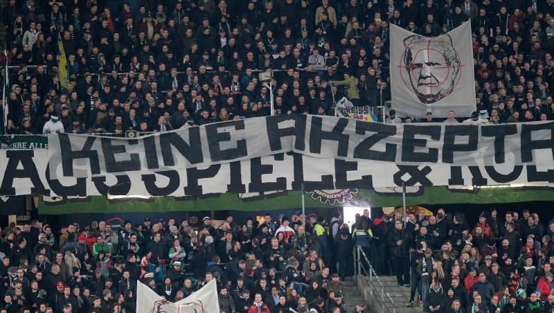 Hannovers Fans zeigen provokante Banner. Hannovers Fans zeigen provokante Banner.