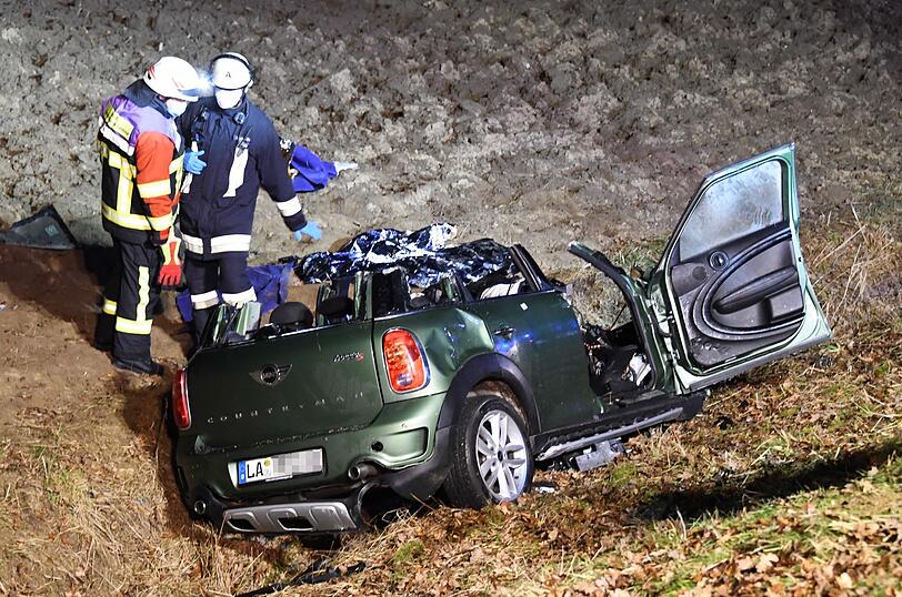 Die Feuerwehr musste das Dach des Mini entfernen, um die Frau aus dem Wrack zu befreien.