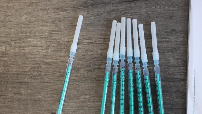 Spritzen gefüllt mit dem Impfstoff von Biontech/Pfizer.