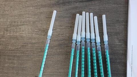 Spritzen gefüllt mit dem Impfstoff von Biontech/Pfizer.