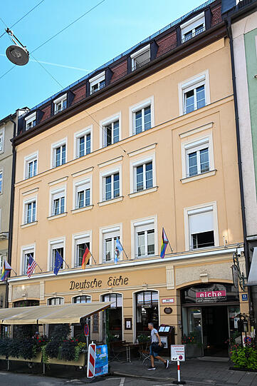 Die Deutsche Eiche in der Reichenbachstraße 13: Ganz links, zwischen die zwei Fenster im ersten und zweiten Stock, kommt das Freddie-Mosaik.