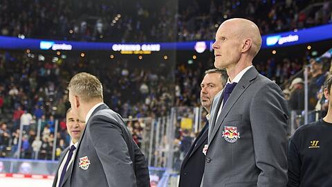 "Deswegen sind wir zu dem Schluss gekommen, dass jetzt der richtige Zeitpunkt ist, den Trainer zu wechseln, um der Mannschaft den Impuls zu geben, den sie braucht", sagt EHC Manager Christian Winkler (hinten) über die Entlassung von Trainer Toni Söderholm (r.).