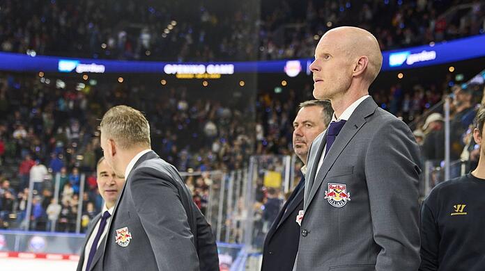 "Deswegen sind wir zu dem Schluss gekommen, dass jetzt der richtige Zeitpunkt ist, den Trainer zu wechseln, um der Mannschaft den Impuls zu geben, den sie braucht", sagt EHC Manager Christian Winkler (hinten) über die Entlassung von Trainer Toni Söderholm (r.).