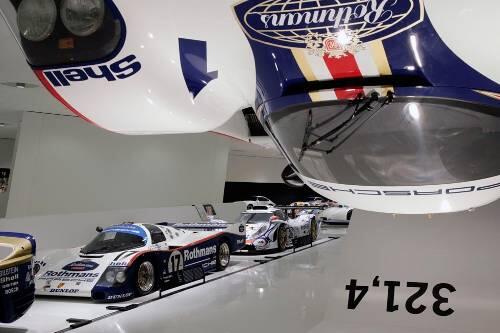 Die Idee &bdquo;Schnell&ldquo; zeigt den Porsche 956 an der Decke hängend .