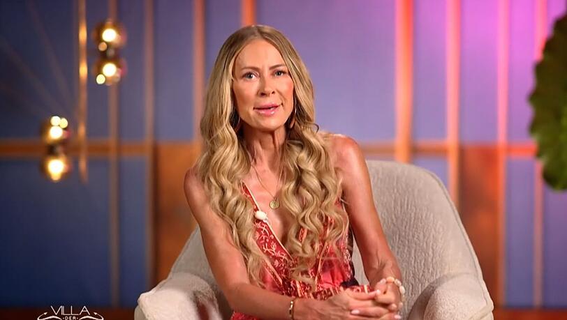 Jenny Elvers startet die "Villa der Versuchung" mit einem &uuml;berraschenden Gest&auml;ndnis.