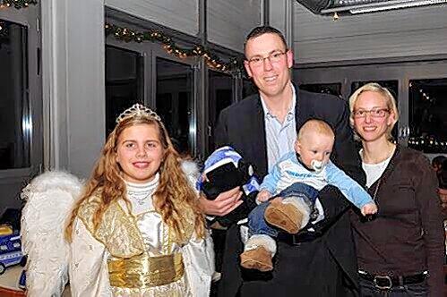 In Weihnachtsstimmung: Bambergs Cheftrainer Chris Fleming mit Söhnchen Elias (zehn Monate), Ehefrau Anne von der Ecken und dem Bamberger Christkind Sophia.