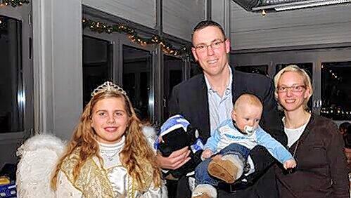 In Weihnachtsstimmung: Bambergs Cheftrainer Chris Fleming mit Söhnchen Elias (zehn Monate), Ehefrau Anne von der Ecken und dem Bamberger Christkind Sophia. In Weihnachtsstimmung: Bambergs Cheftrainer Chris Fleming mit Söhnchen Elias (zehn Monate), Ehefrau Anne von der Ecken und dem Bamberger Christkind Sophia.