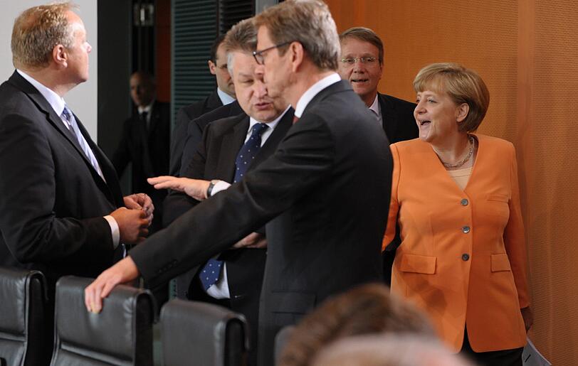 Hat da jemand morgens vor dem Kleiderschrank nicht nachgedacht: Am Mittwoch spielt Deutschland gegen Oranje - und die deutsche Bundeskanzlerin Angela Merkel trägt bei der Kabinettssitzung in Berlin Orange.
