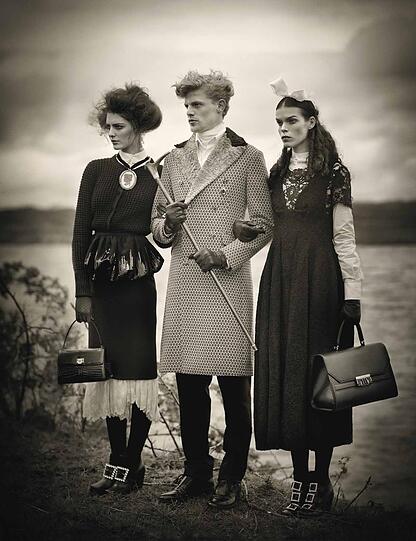 Der &bdquo;preußische Prinz&ldquo;: Lenz von Johnston mit zwei Models im aktuellen &bdquo;W Magazine&ldquo;. Sport darf er übrigens nicht machen, damit er so schlaksig bleibt.