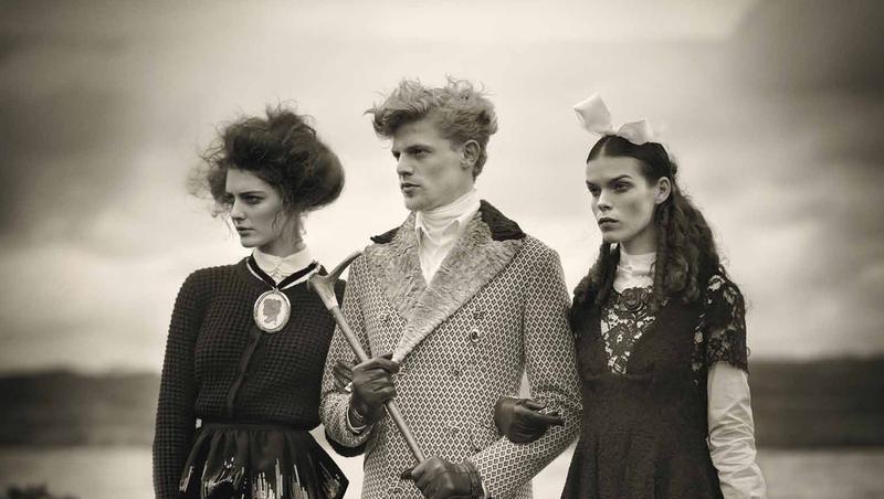 Der „preußische Prinz“: Lenz von Johnston mit zwei Models im aktuellen „W Magazine“. Sport darf er übrigens nicht machen, damit er so schlaksig bleibt. Der „preußische Prinz“: Lenz von Johnston mit zwei Models im aktuellen „W Magazine“. Sport darf er übrigens nicht machen, damit er so schlaksig bleibt.