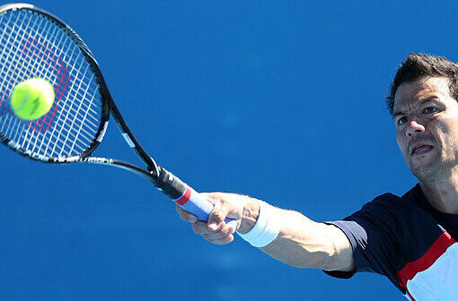 Tennisprofi Björn Phau aus Darmstadt kämpft um den Ball.