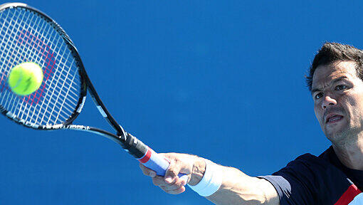 Tennisprofi Björn Phau aus Darmstadt kämpft um den Ball. Tennisprofi Björn Phau aus Darmstadt kämpft um den Ball.