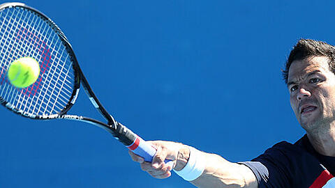 Tennisprofi Björn Phau aus Darmstadt kämpft um den Ball.