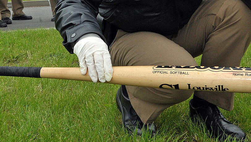 Der eifersüchtige Mann prügelte auf seinen Nebenbuhler mit einem Baseballschläger ein (Symbolbild) Der eifersüchtige Mann prügelte auf seinen Nebenbuhler mit einem Baseballschläger ein (Symbolbild)