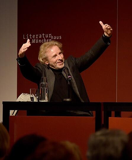 Kardinal Reinhard Marx spricht mit Thomas Gottschalk (li.) im Münchner Literaturhaus über das &bdquo;Der Name Gottes ist Barmherzigkeit&ldquo;, das neue Buch von Papst Franziskus.